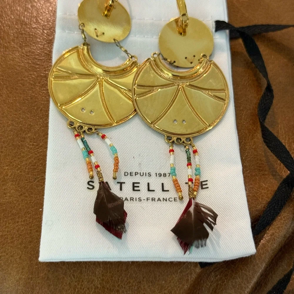 Satellite Paris dangle earrings EUC